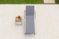 OUTFLEXX Sonnenliegen-Set, Taupe, Edelstahl/FSC-Teak, 195,5x74x35cm, Mit Armlehnen, Inkl. Beistelltisch 45x45cm -Ausgewählte Geschäfte Für Garten- Und Outdoor-Produkte 16547 3 CGI.jpg