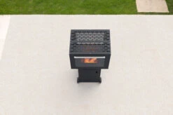 OUTFLEXX Gartenkamin, Schwarz, Stahl, 88 X 64 X 132 Cm, Gasfunktion, Auf Rädern -Ausgewählte Geschäfte Für Garten- Und Outdoor-Produkte 21618 03 CGI.jpg